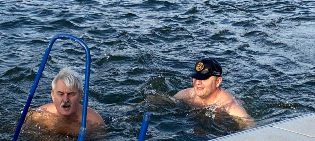 Csobbanás az új esztendőbe (és a Tiszába) borítókép