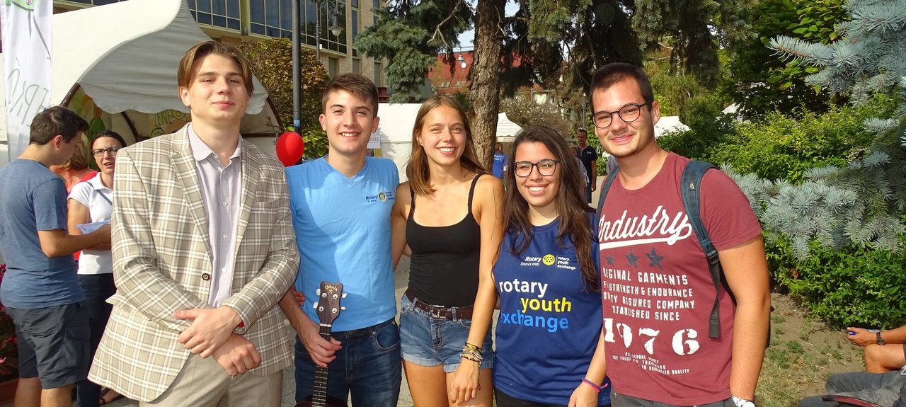 Rotary sátor a civil korzón és a cserediákok fellépése borítókép